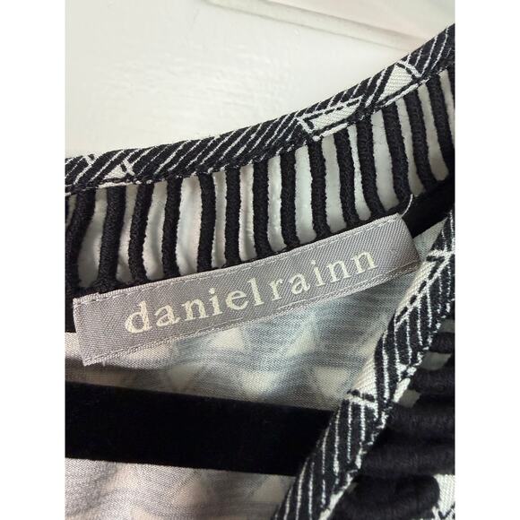 Daniel Rainn Black and White Geometric Short sleeved Top Size XL - Picture 5 of 5